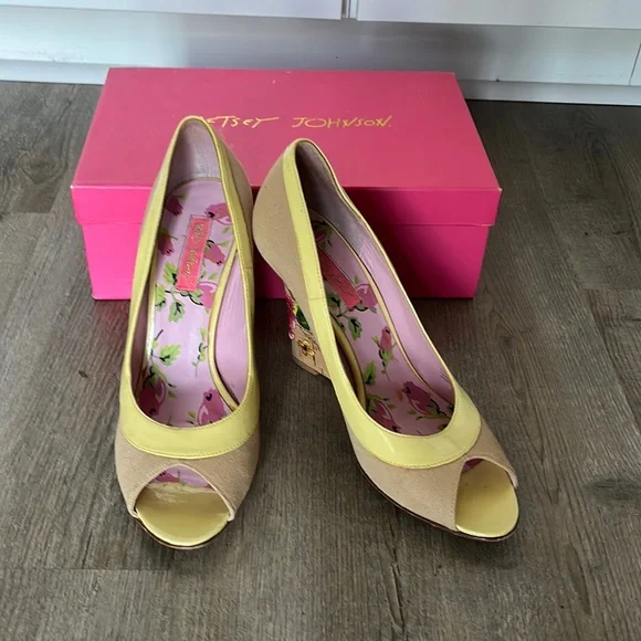 Betsey Johnson shoes - Picture 1 of 5